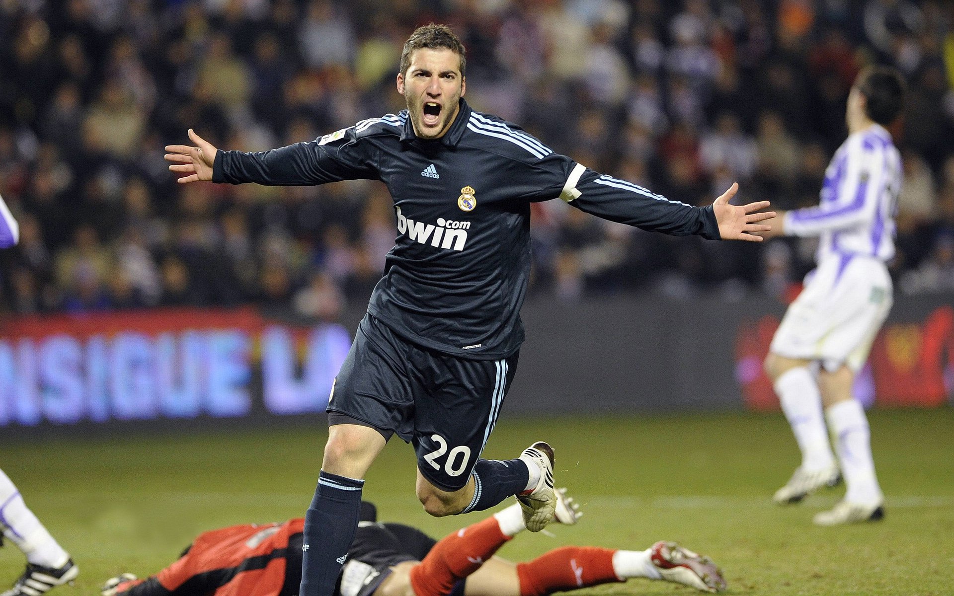 德甲：汉堡3-0轻取柏林联，强队风采尽显，汉堡德甲排名